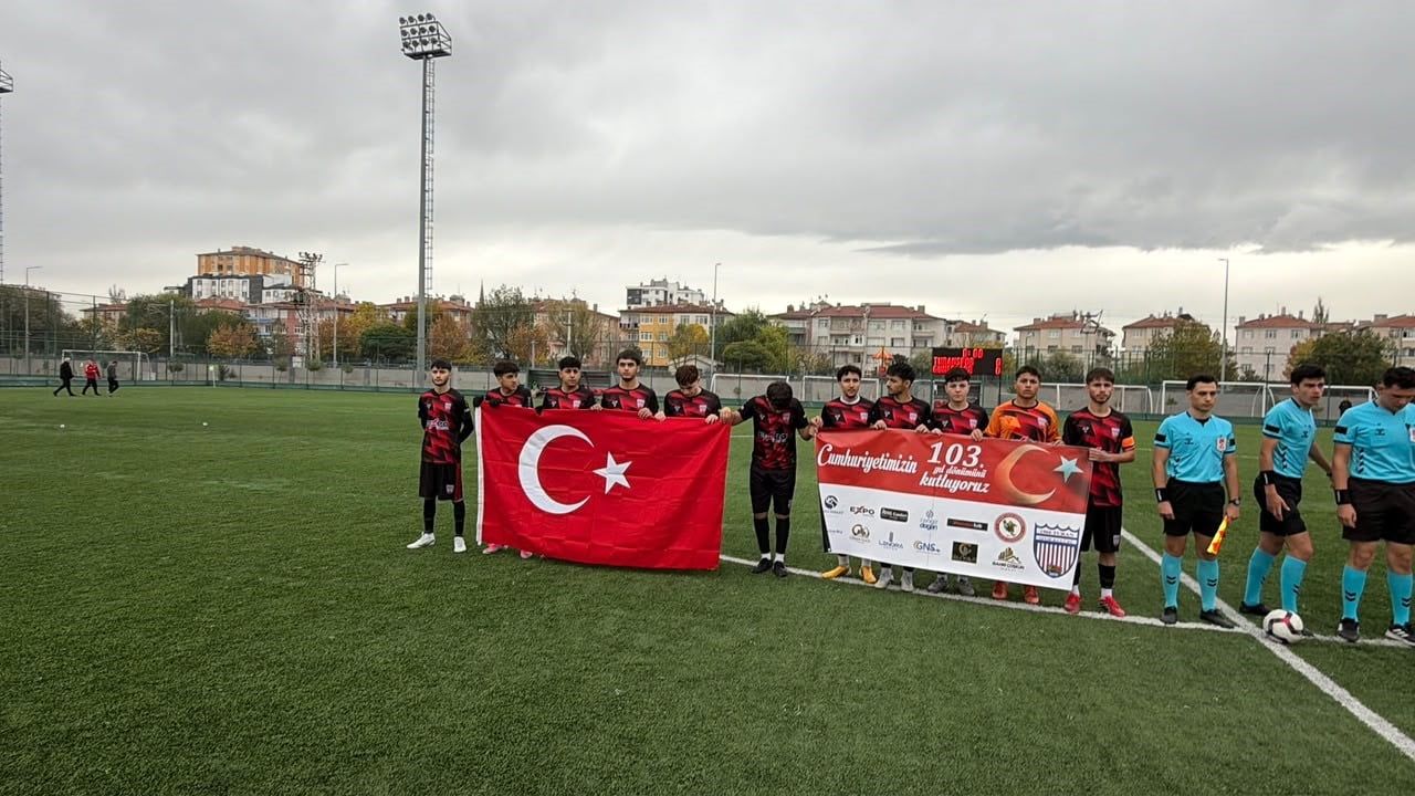 Argıncık'ta bayraklı pankartla cumhuriyet coşkusu