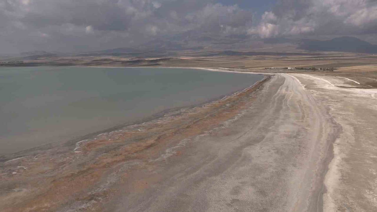 Arin Gölü'nde çekilme ekosistemi ve kuş yaşamını zayıflatıyor