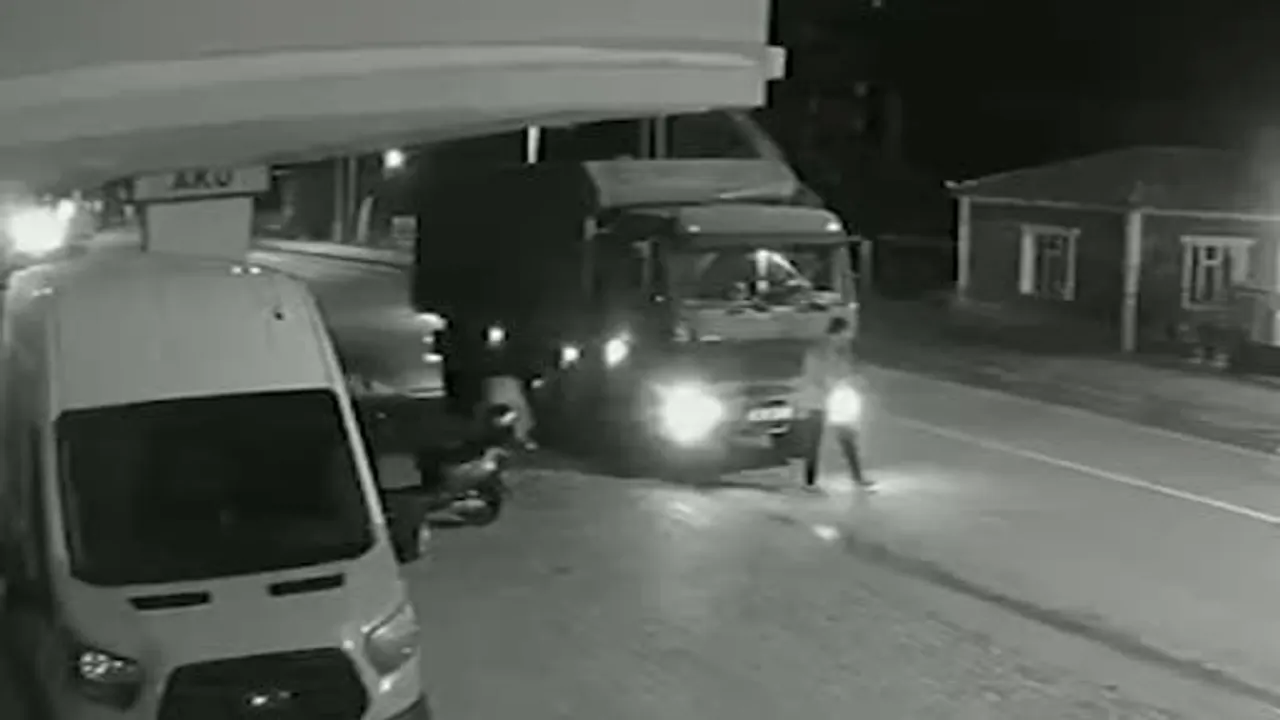 Arıza yapan kamyona arkadan çarpan otomobilin sürücüsü Eskil'de yaralandı