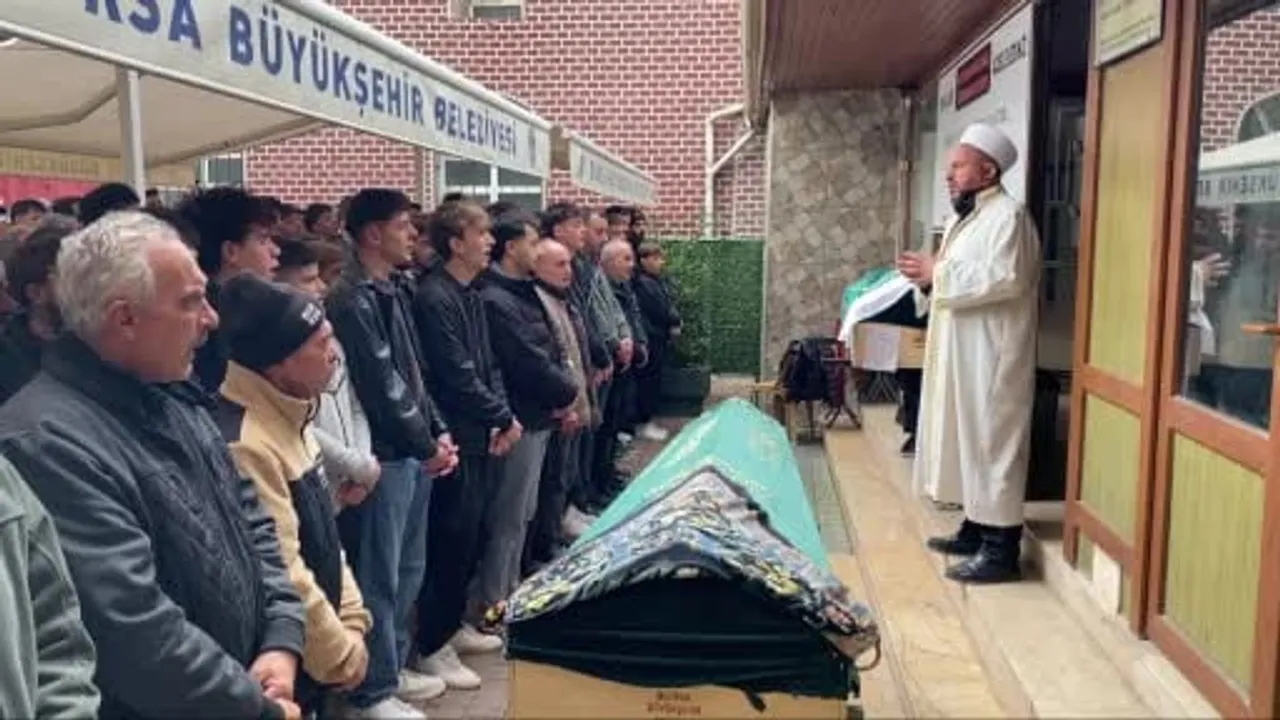 arkadaş kavgasında yaşamını yitiren Emre Acar toprağa verildi