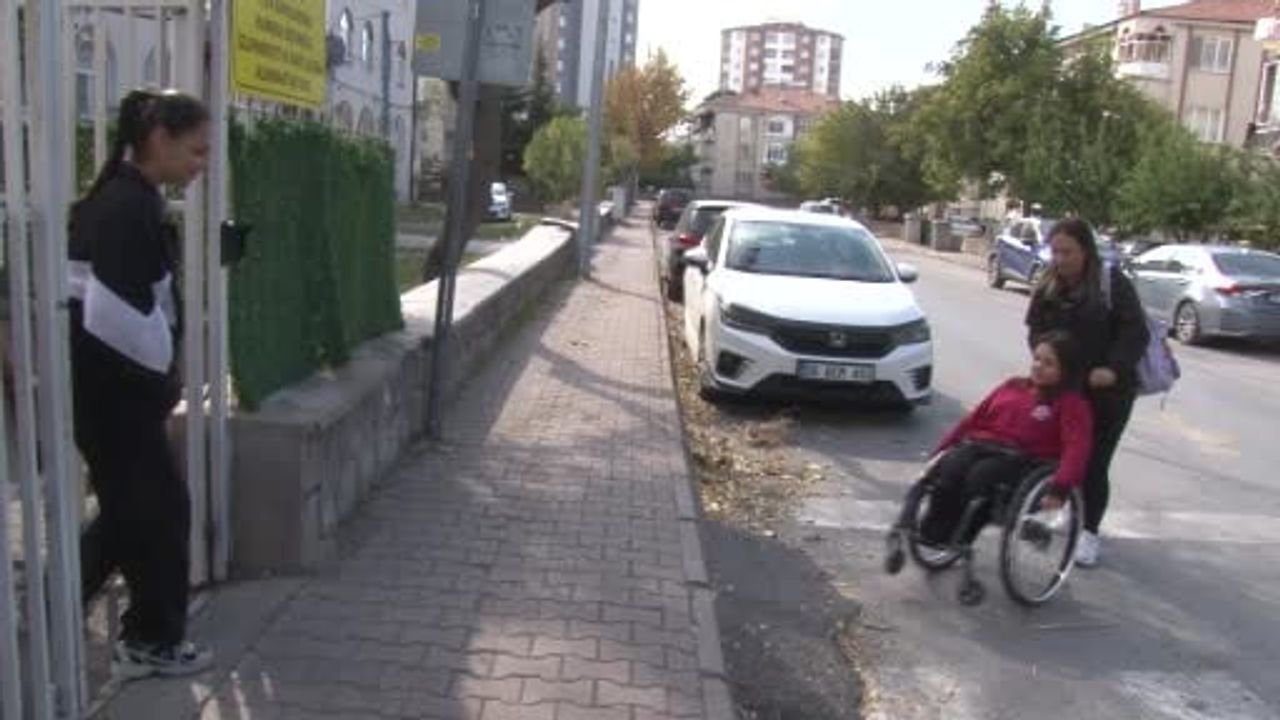 Arkadaşlarının desteğiyle okul hayatını kolaylaştıran Ecrin