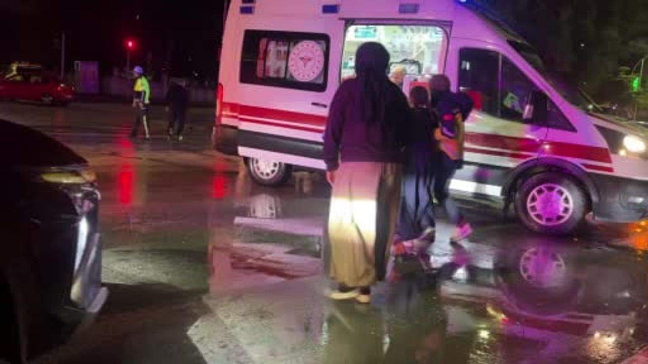 Armağan İnci Bulvarı'nda çarpışma: 12 öğrenci hafif yaralandı