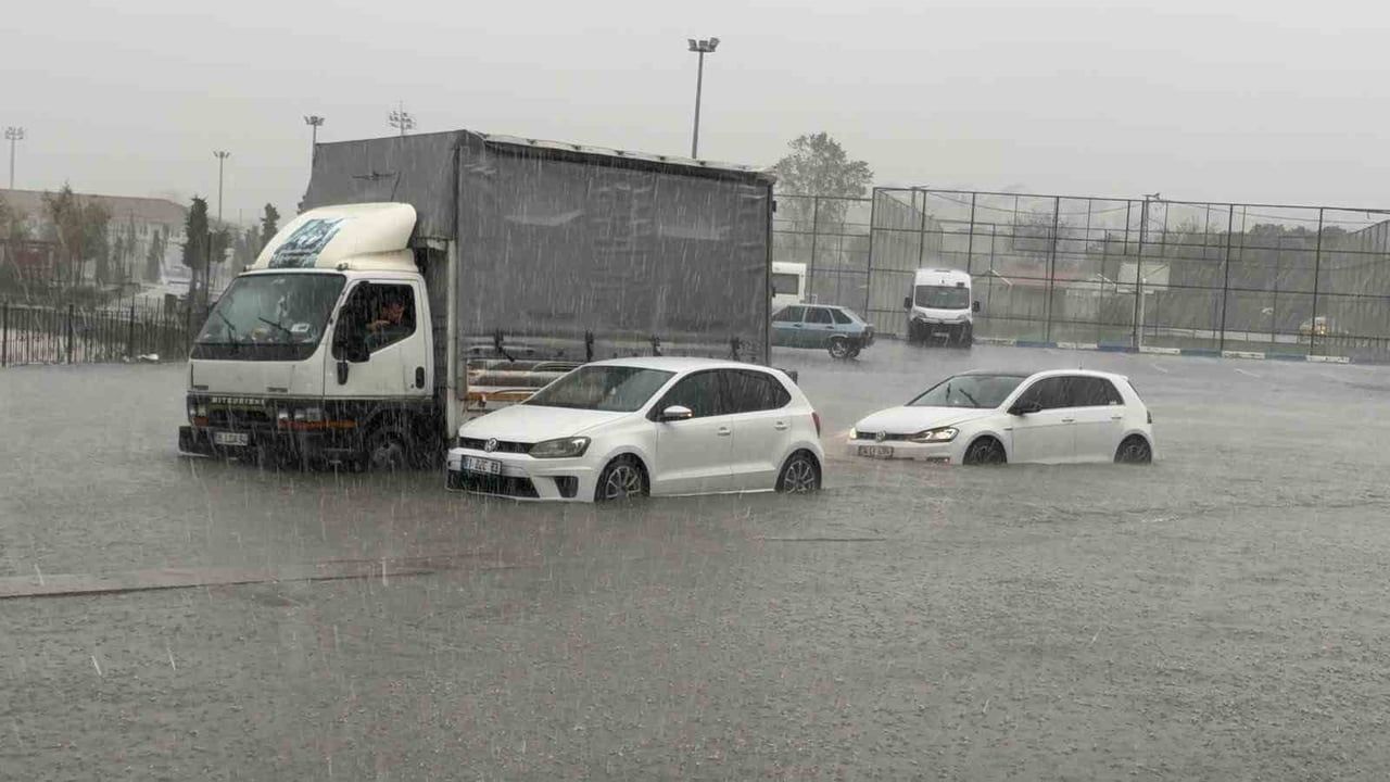 Arnavutköy'de Alibey Deresi taştı, yollar suyla doldu