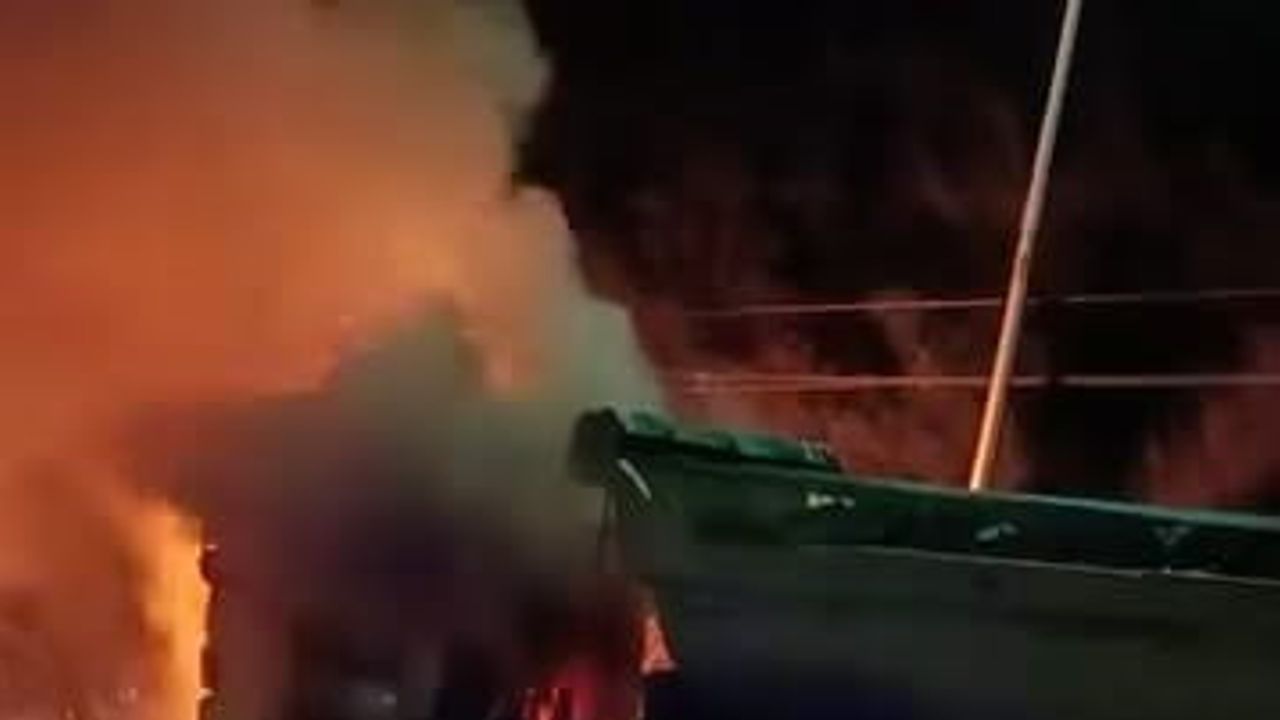 Arnavutköy’de beton mikseri yangına su verdi: hafriyat kamyonu kısa sürede alevlendi