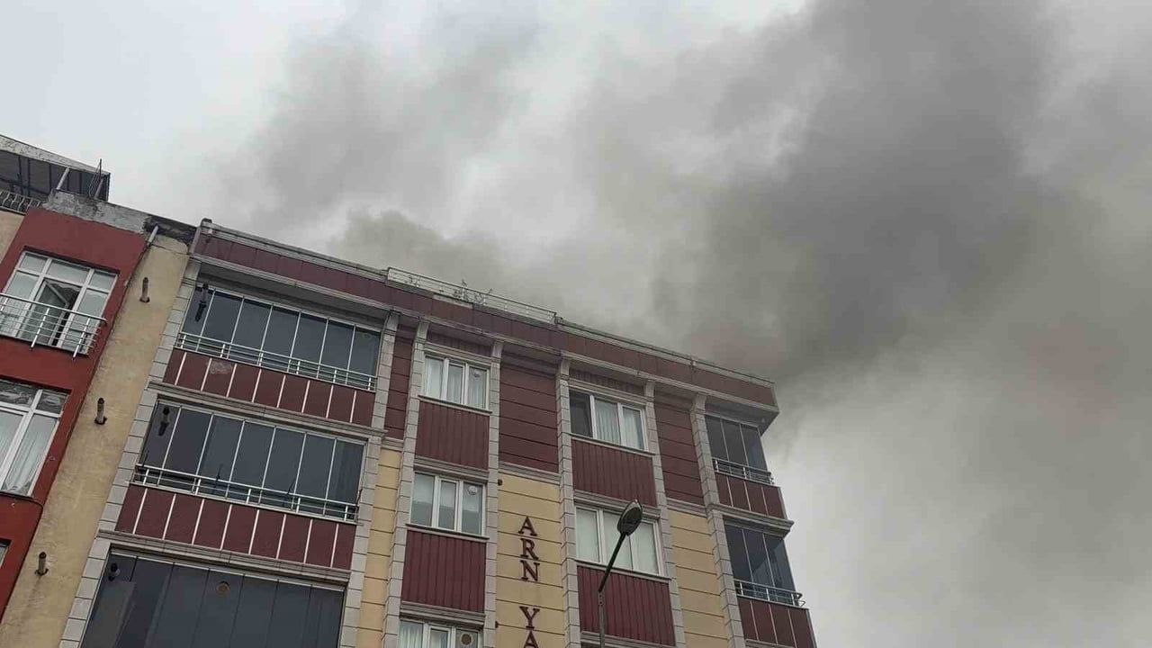 Arnavutköy'de çatılarda alevler yükseldi: mahalle itfaiyeye yardım etti