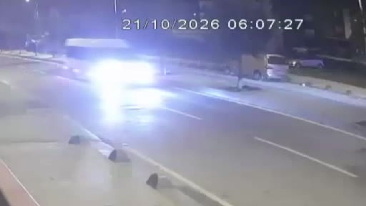 Arnavutköy'de dörtlüleri yanarken park halindeki kamyona çarpan servis minibüsü: 9 yaralı