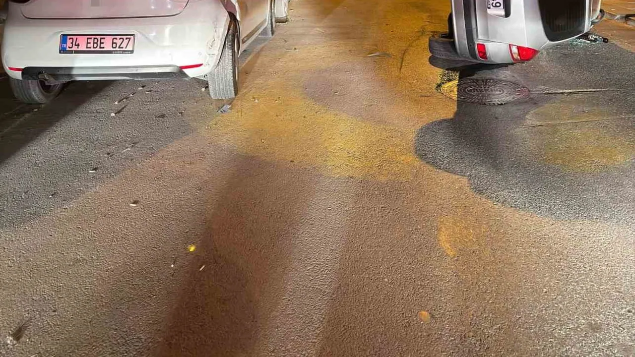 Arnavutköy'de güvenlik kamerasına yansıdı: park halindeki araca çarpan otomobil yan yattı