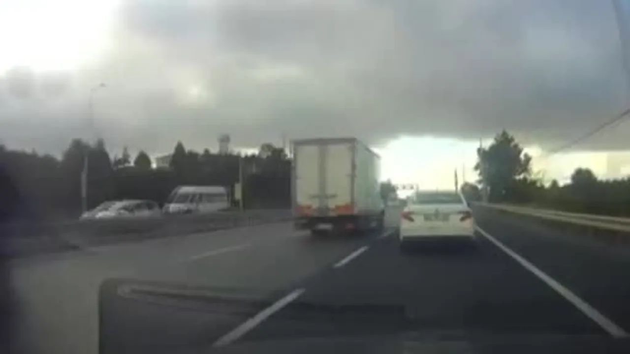 Arnavutköy'de moloz taşıyan kamyon orta refüje devrildi