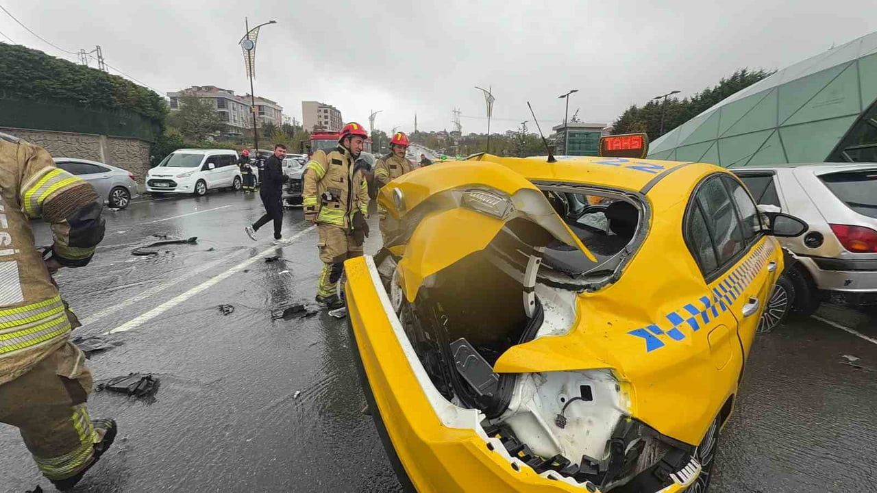 Arnavutköy'de sağanakta zincirleme kaza mahalleyi ayağa kaldırdı: iki yaralı