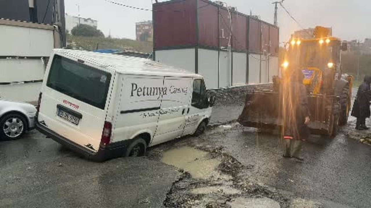 Arnavutköy'de tamamlanmayan altyapı çalışması yağışta yol çökmesine yol açtı, araç mahsur kaldı