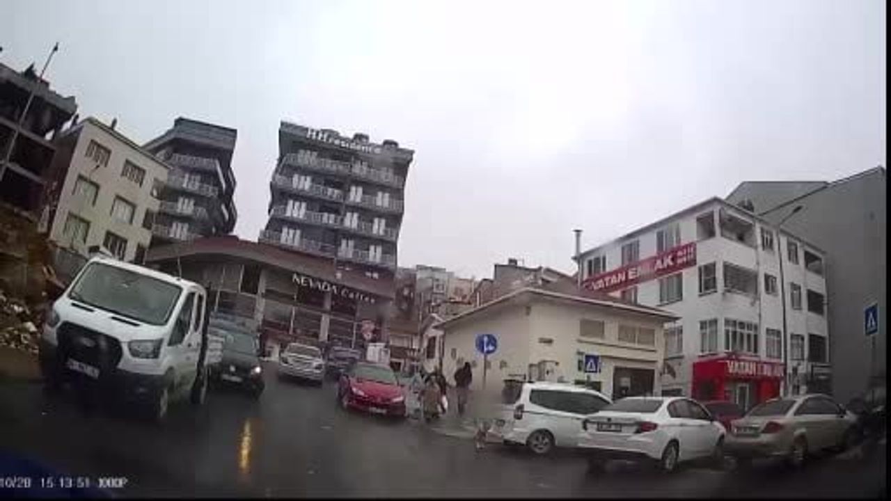 Arnavutköy'de ters yön tehlikesi: sola dönmek isteyen araç çocuk yaraladı