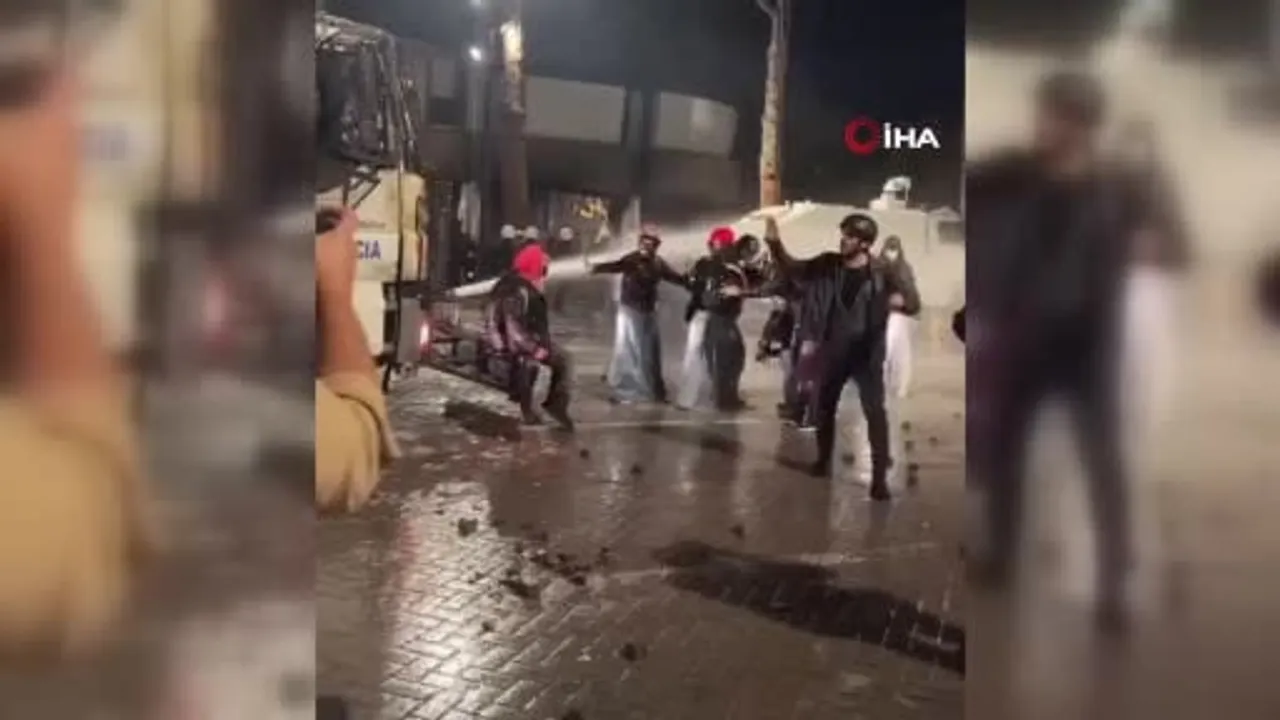 Arnavutluk'ta öğrenci eylemi sandalyelerin devrilmesiyle tırmandı