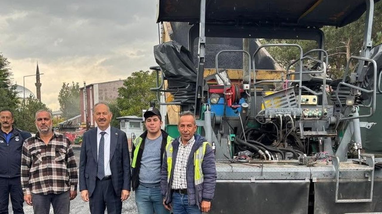 Arpaçay’da Fikret Avcı Caddesi sıcak asfaltla yenilendi