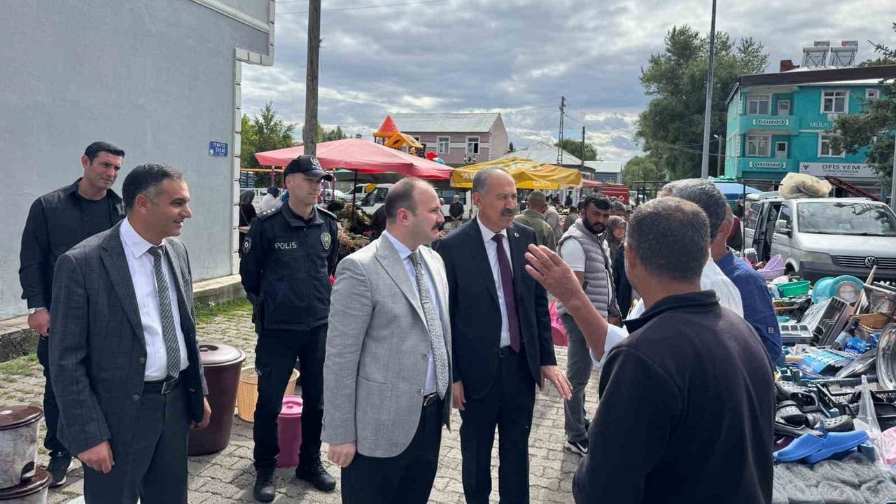 Arpaçay pazarında kaymakam Güvenç ve başkan Elma esnafla ve halkla buluştu