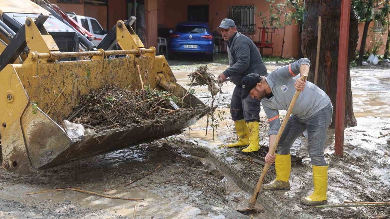 Arsuz'da ceviz büyüklüğündeki dolu ve taşan dere 30 eve zarar verdi