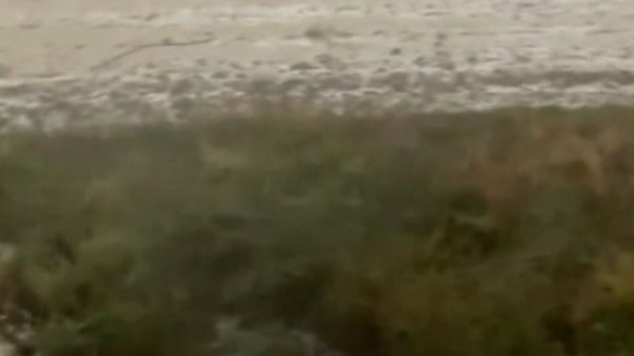 Arsuz'da dolu etkili oldu, prefabrik belediye binası su altında kaldı