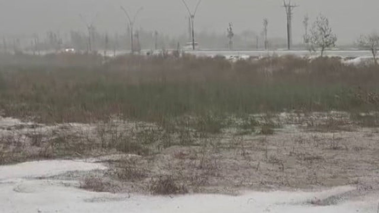 Arsuz'ta dolu aniden kış görüntüsü yarattı