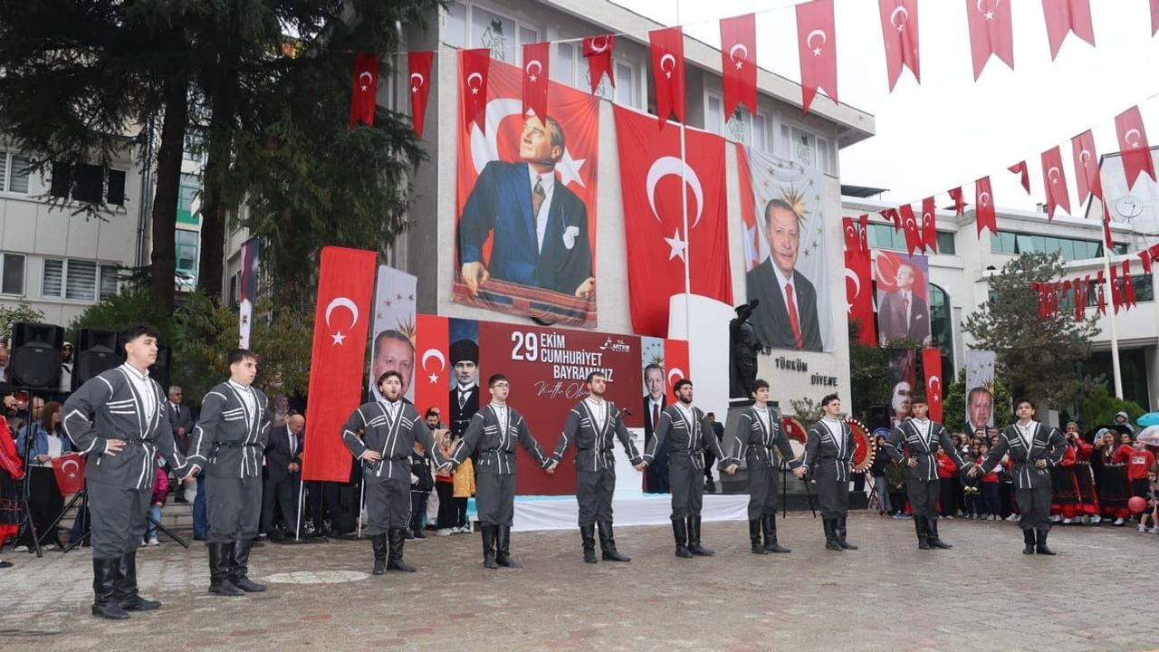 Artvin’de cumhuriyet coşkusu: 103. yıl kutlamalarında halk ve öğrenciler bir aradaydı