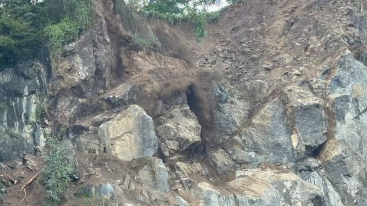 Artvin'de Esenkıyı tır parkında artçı heyelanlar sürüyor, bir kişi hayatını kaybetti