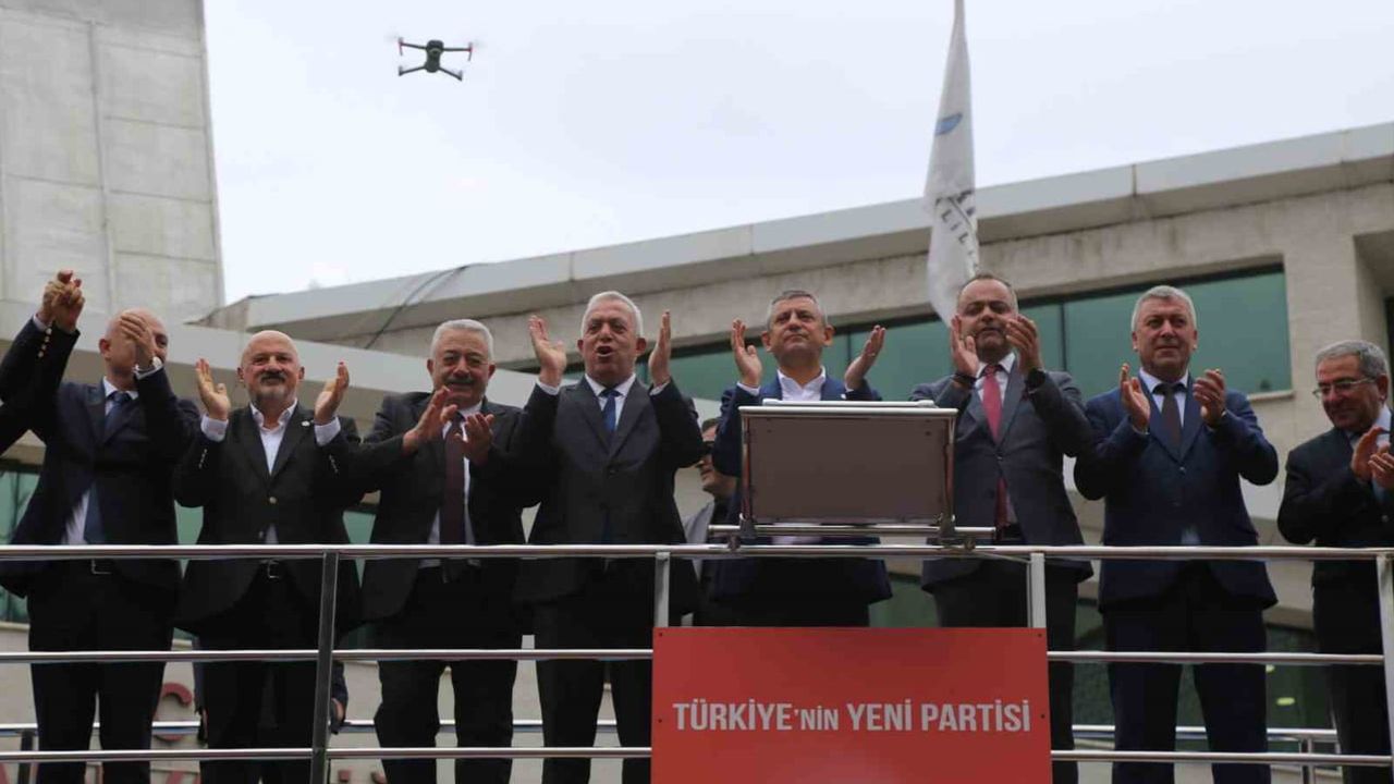 Artvin'de Özel'den uyarı: fon krizi vatandaşın birikimini eritti