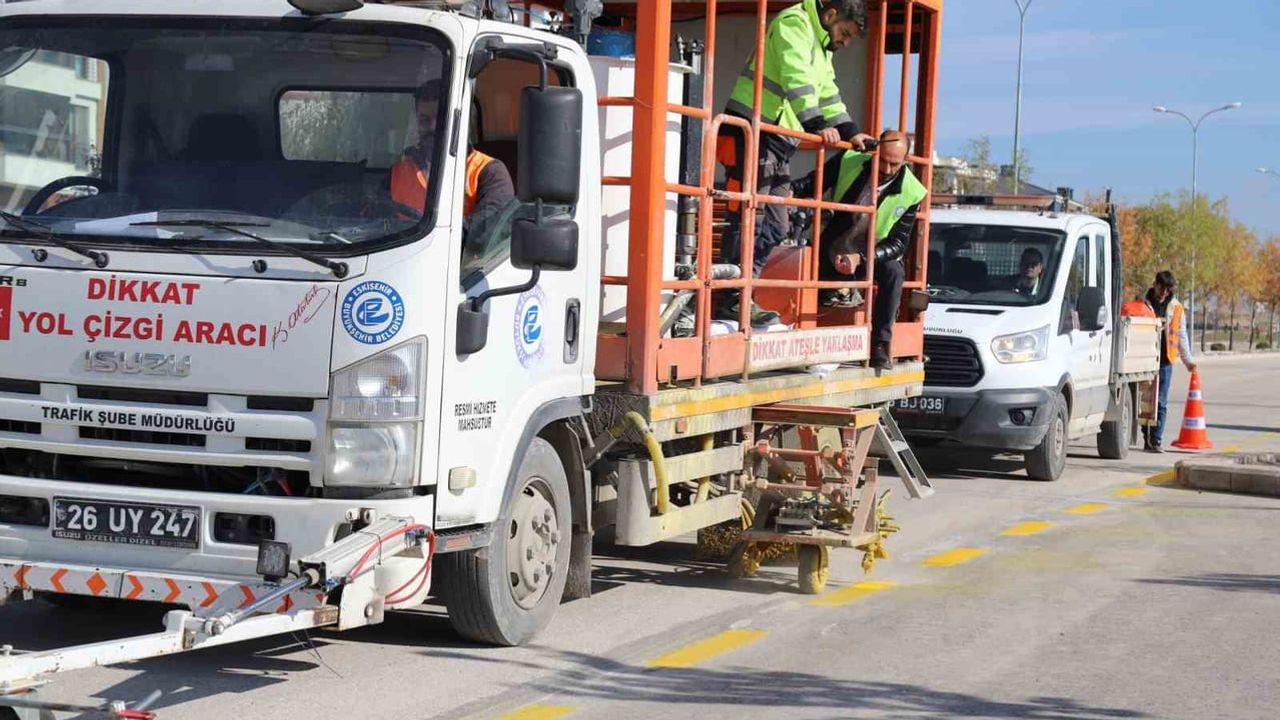 Aşağı Söğütönü'nde park düzeni ve trafik güvenliği için yeni çizgi çalışmaları