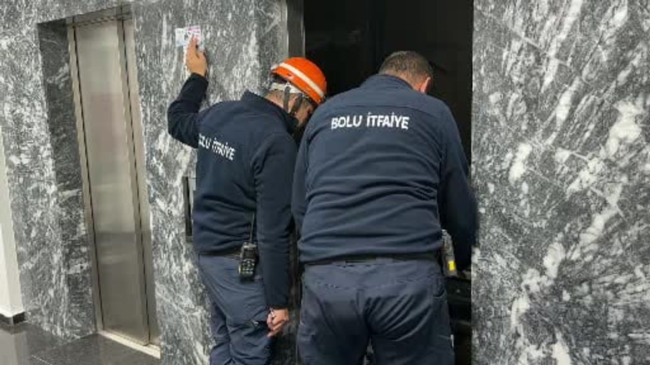 Asansörde mahsur kalan çift Bolu'da itfaiyenin müdahalesiyle kurtarıldı