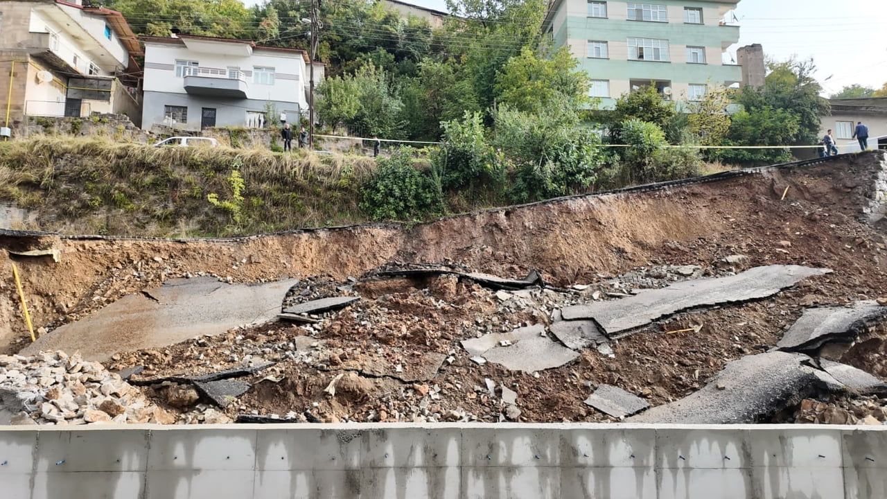 Aşırı yağış Bitlis'te yolları çökertti, sabahın boş olması can kaybını engelledi