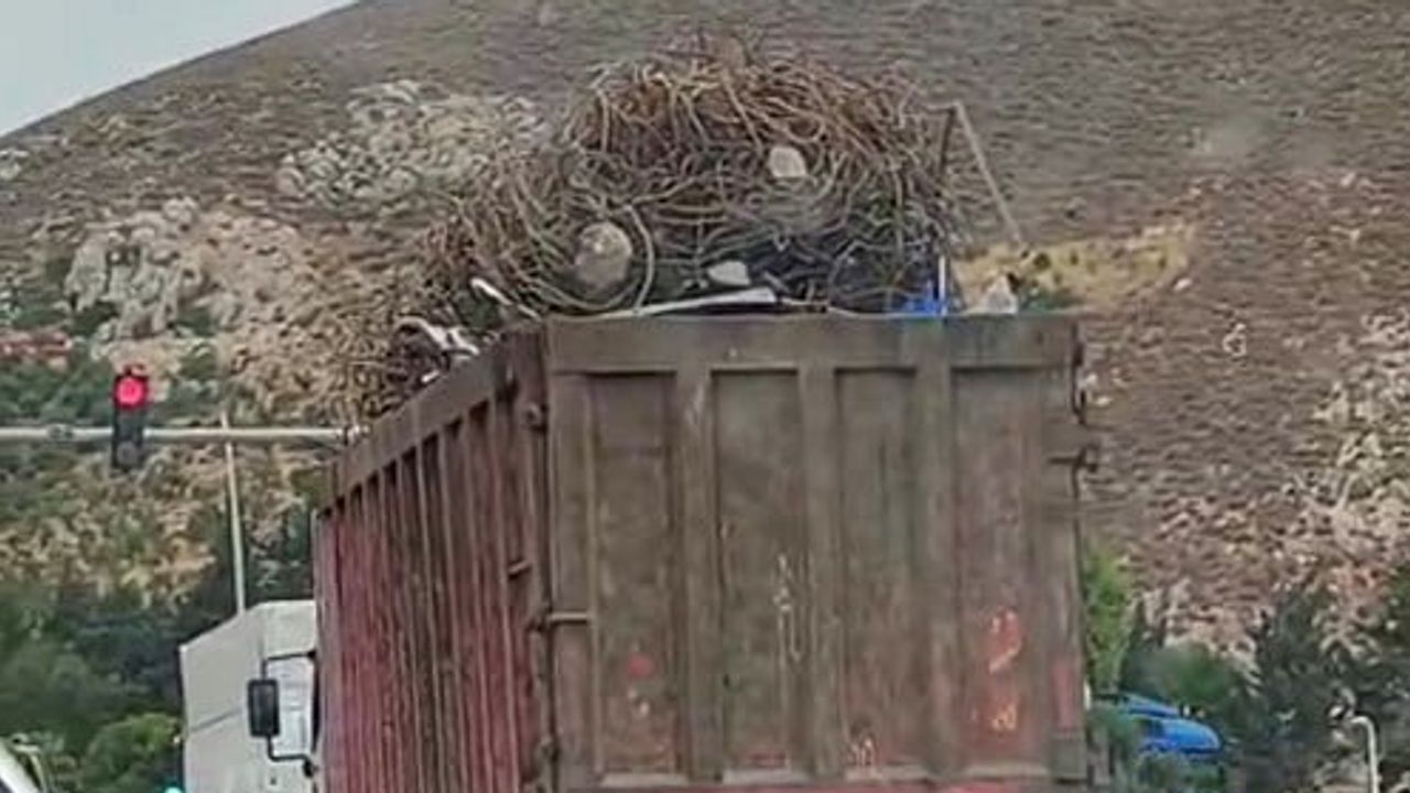 Aşırı yüklenen tır Antakya - İskenderun yolunda tehlike yarattı