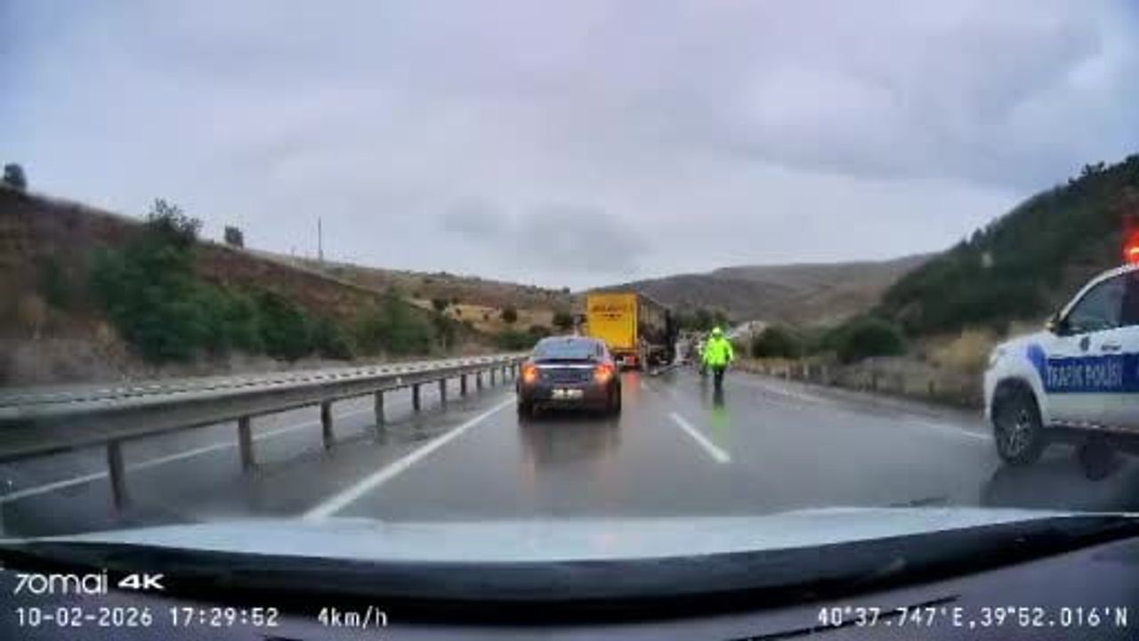 Aşkale'de yağış sonrası zincirleme kaza: tır, kamyon ve iki otomobil çarpıştı