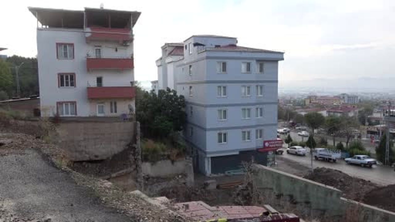 Aslanbey'de temel kazısı mahalleyi çöken yolla baş başa bıraktı