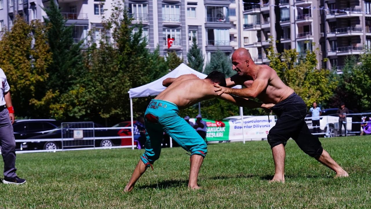 Ata sporuna çağrı: 21. uluslararası Turgut Özal Karakucak Güreşleri için geri sayım