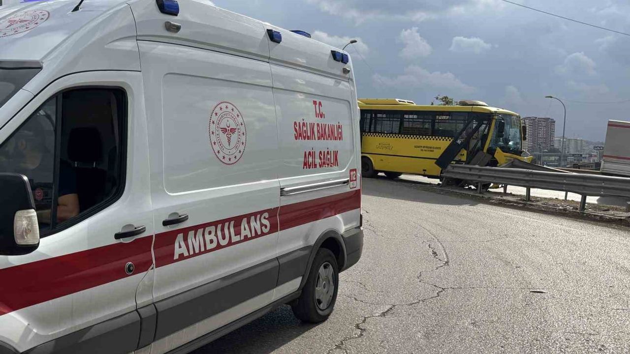 Atakent'te halk otobüsü bariyerlere çarptı: 9 yolcu yaralandı