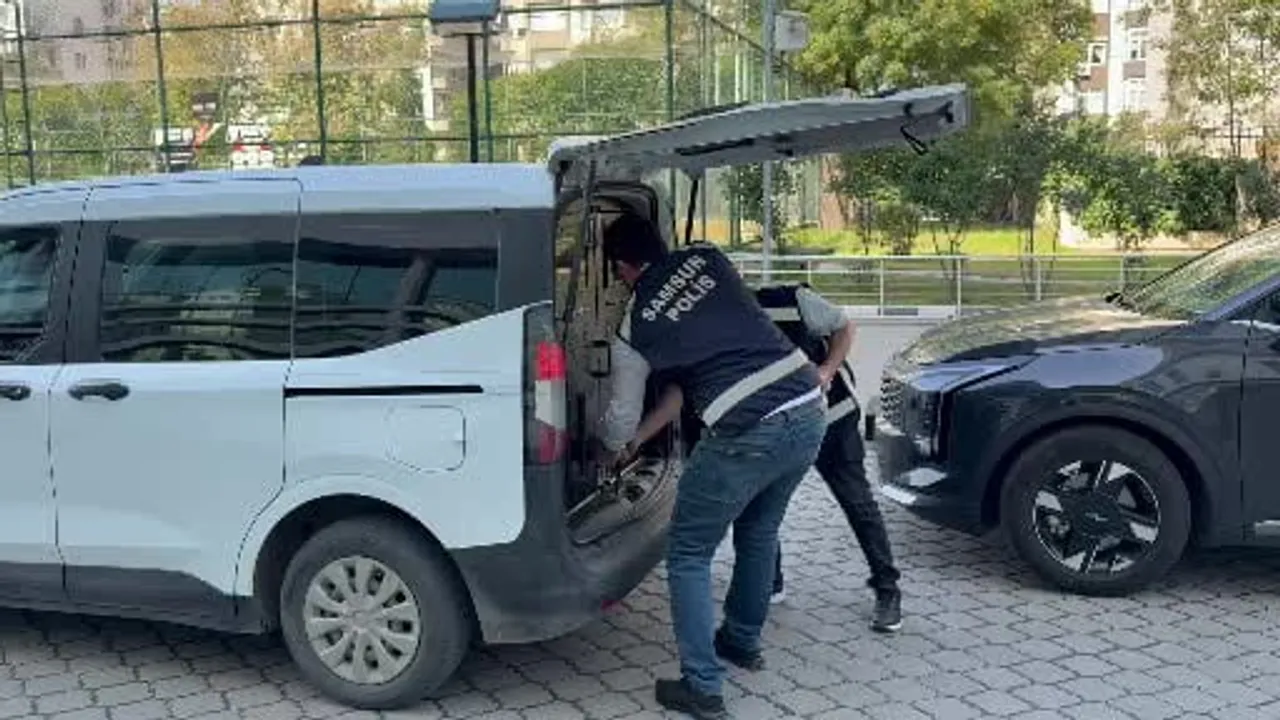 Atakum'da balta tehdidiyle eşini alıkoyduğu iddia edilen koca tutuklandı