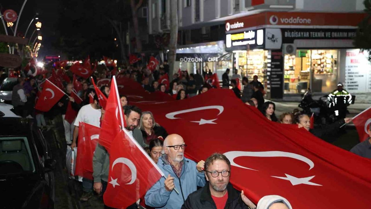 Atakum'da Cumhuriyet coşkusu sokakları, sahneyi ve sergiyi kırmızı beyaza bürüdü