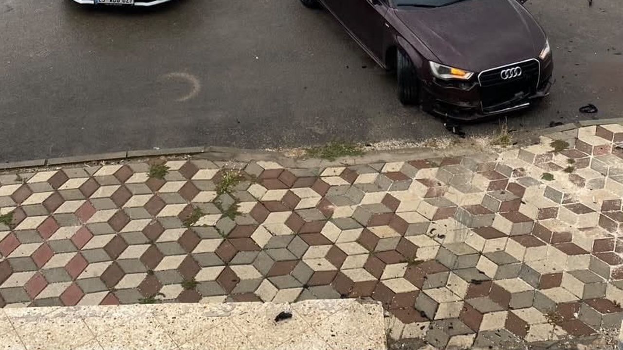Ataşehir bulvarı'nda otomobiller çarpıştı: 1 yaralı