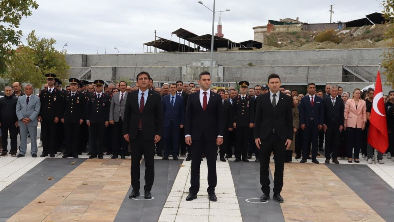 Atatürk anıtında coşku: Selendi cumhuriyetin 103. yılını çelenk töreniyle karşıladı
