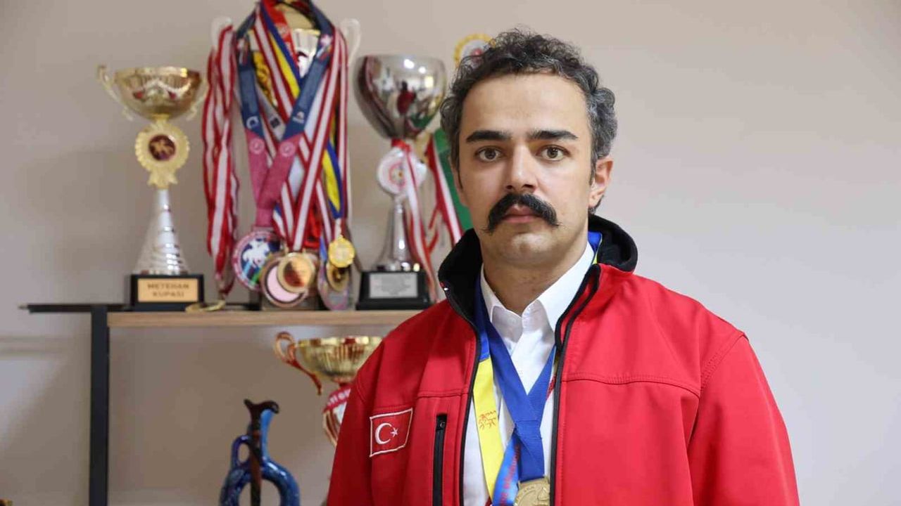 Atlı okçulukta Barselona başarısı: Batuhan Bay avcı parkurunda şampiyon oldu
