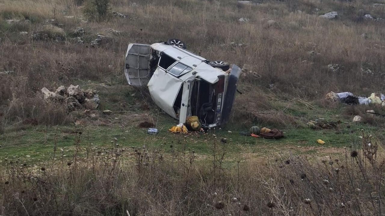 Atmalı Köyü yakınlarında araç şarampole yuvarlandı: iki kişi yaralandı