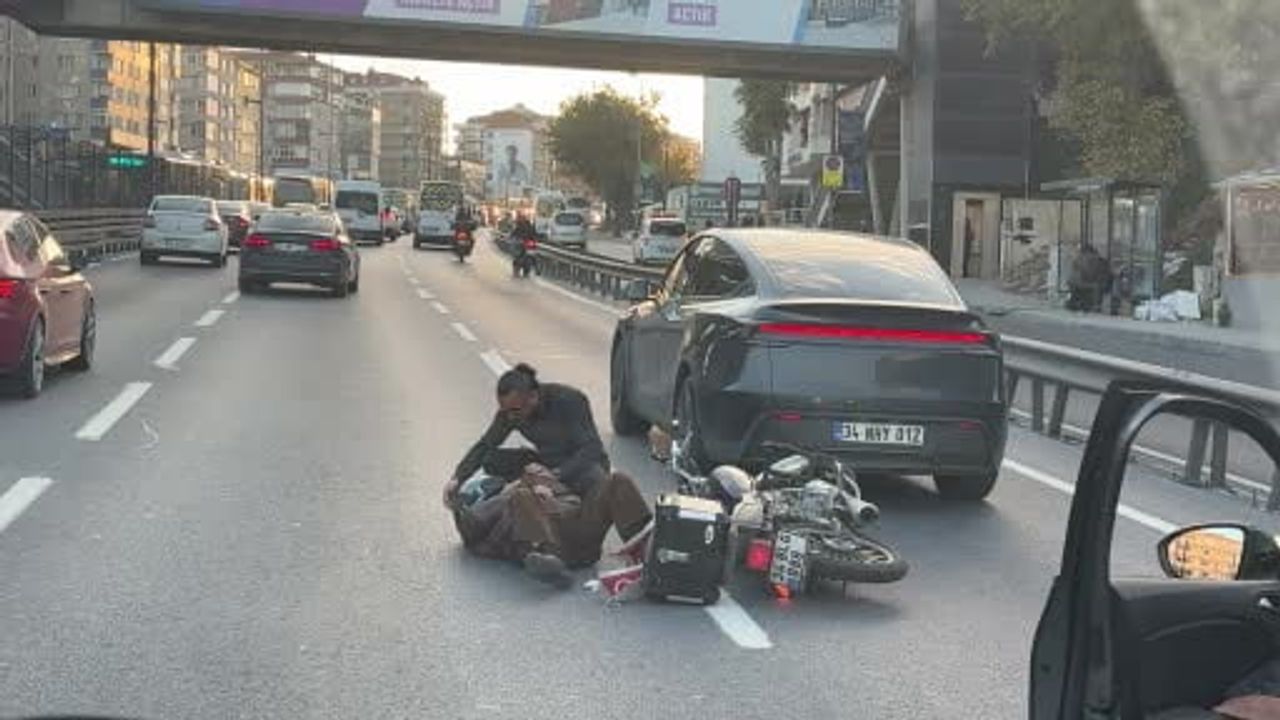 Avcılar'da devrilen motosikleti vatandaşlar kaldırdı