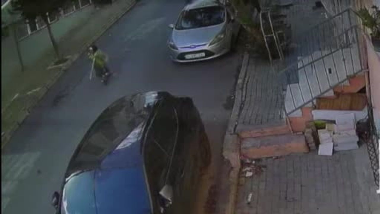 Avcılar'da geri manevra sırasında kamyonetin altında kalan dilenci kadın yaşamını yitirdi