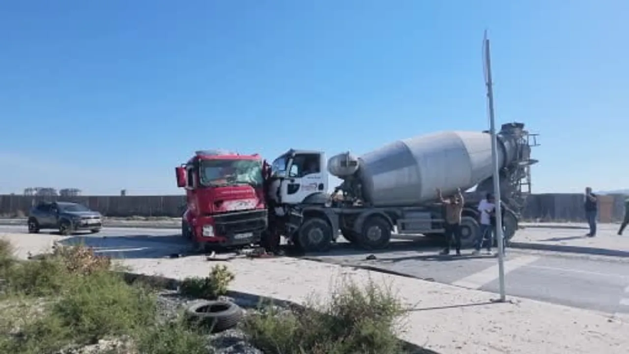 Avcılar'da kavşakta iki beton mikserinin çarpışması: sürücüler yaralandı