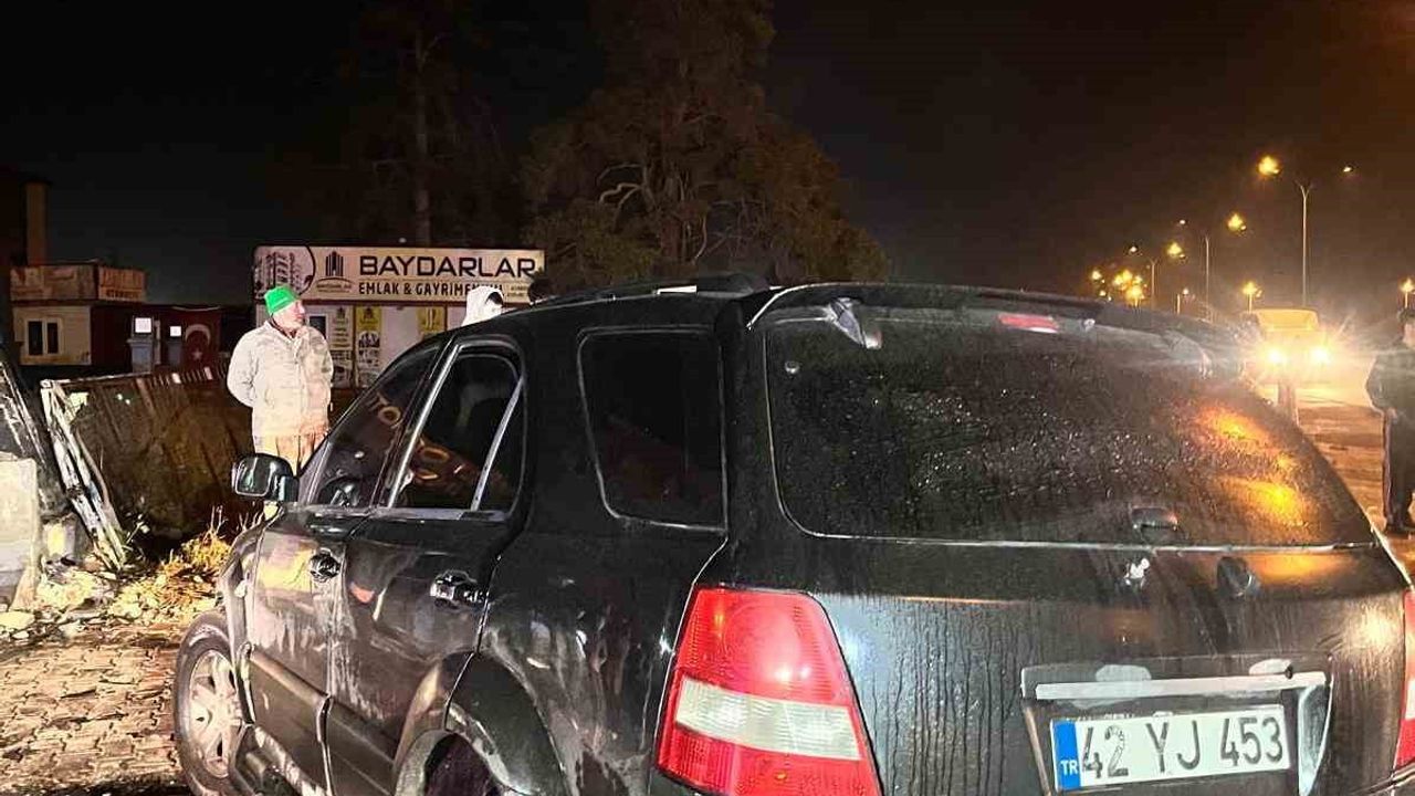 Avlu duvarına çarpan suv kavşakta 4 kişinin yaralanmasına yol açtı