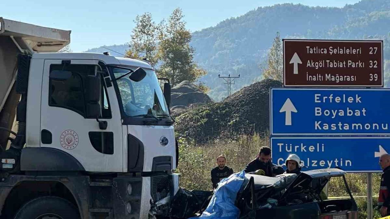 Ayancık'ta İkisu Köprüsü'nde kaza: otomobil sürücüsü hayatını kaybetti