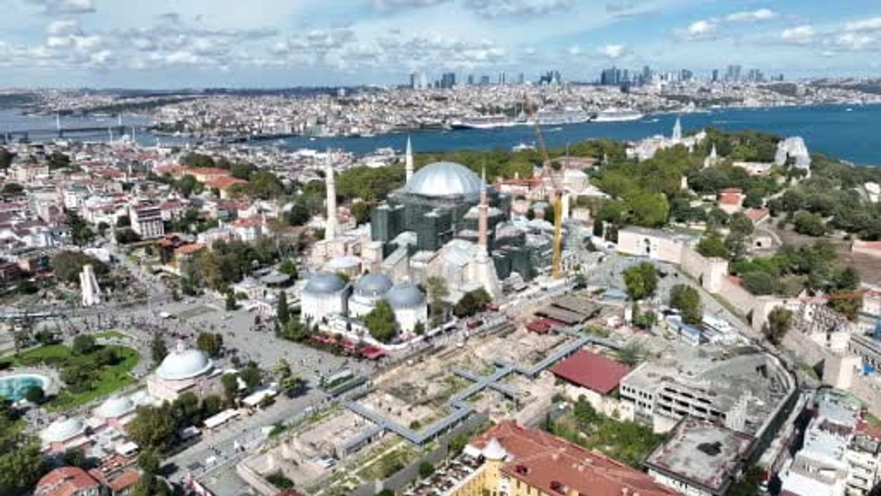 Ayasofya’nın kubbesi geçici gri brandayla dış etkenlere karşı sarıldı
