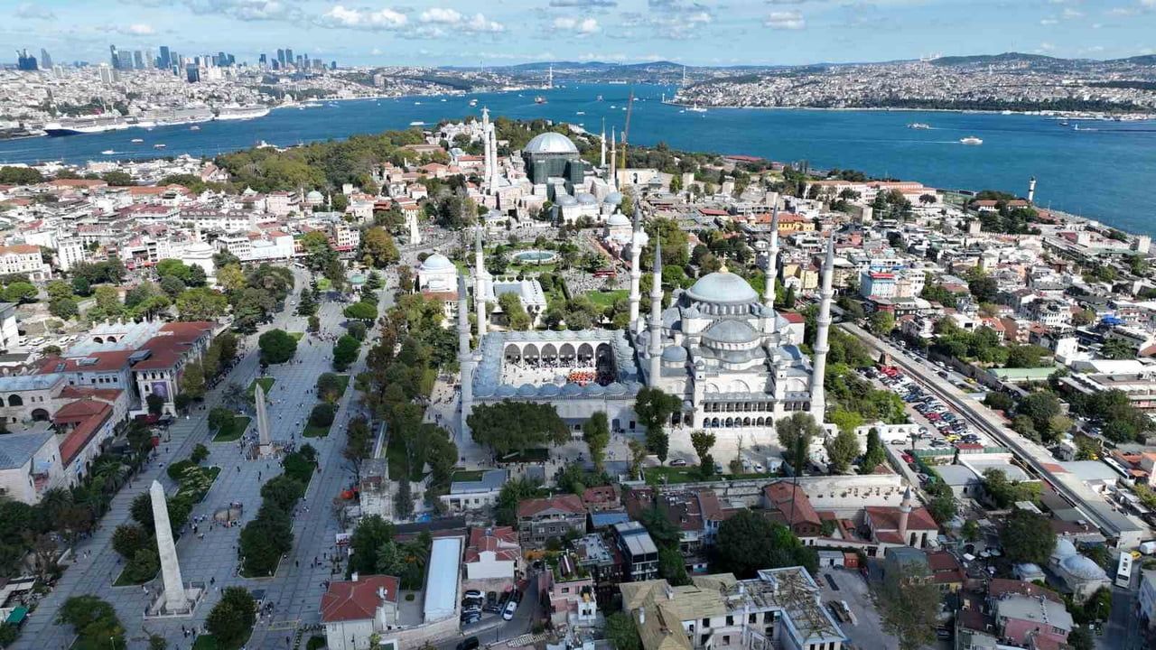 ayasofya'nın kubbesi gri brandayla örtülerek restorasyona alındı