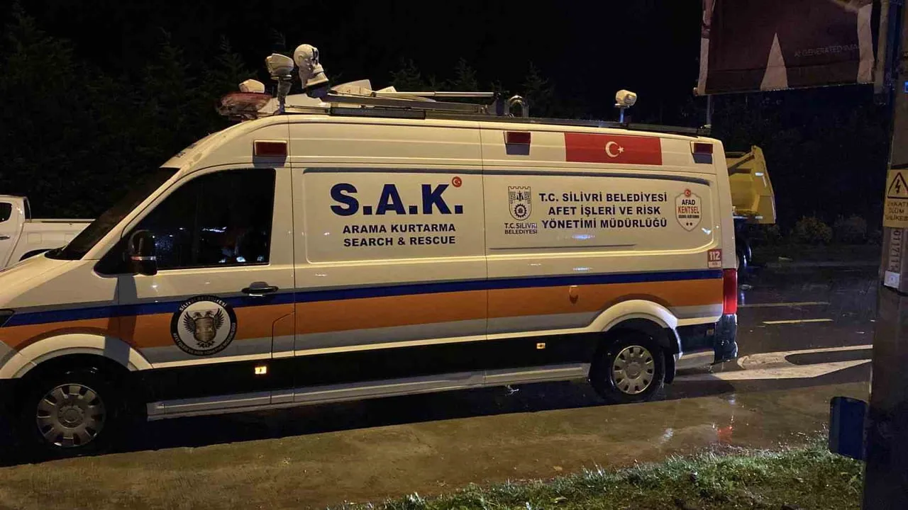 Ayazağa'da ani sağanak iş yerlerini kilitledi, yüzlerce çalışan yüksek araçlarla kurtarıldı