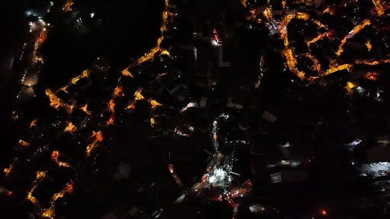 Ayazağa'da elektrik kesintisi sokakları gece karanlığına teslim etti