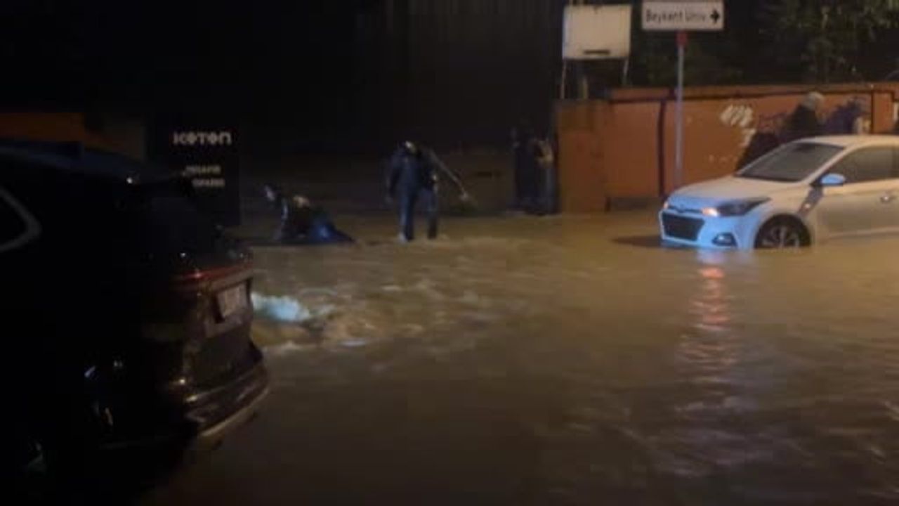 Ayazağa'da göle dönen yolda yürüyen kadın dengesini kaybedip düştü