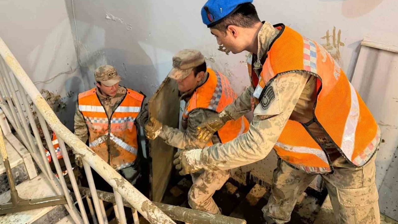 Ayazağa'da jandarma seferberliği: sel sonrası 8 ev, 17 depo ve su kanalları temizlendi