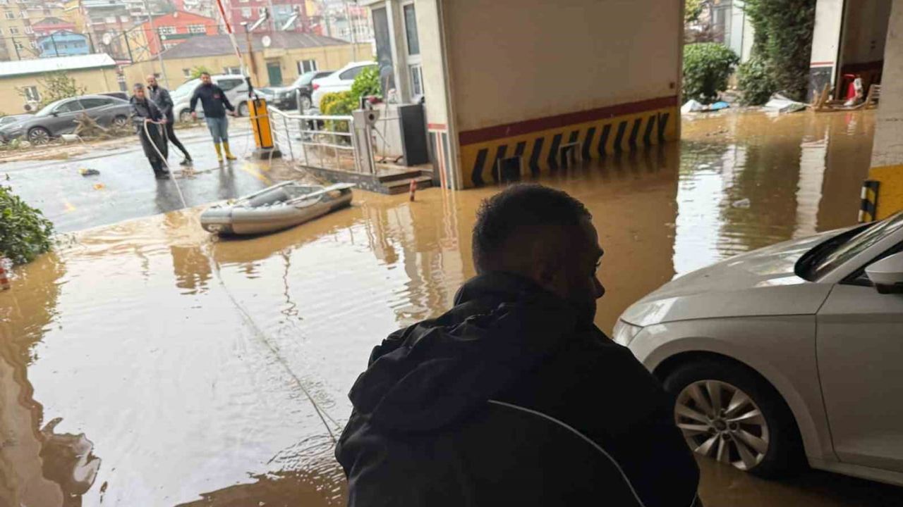Ayazağa'da otopark sular altında kaldı, sakinler botlarla tahliye edildi